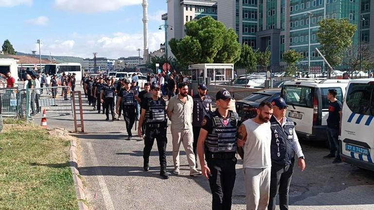 Sokakta uzun namlulu silahla poz verip, husumetlilerini tehdit eden 12 şüpheli adliyede