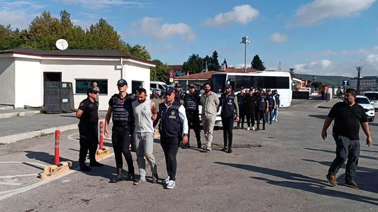 Sokakta uzun namlulu silahla poz verip, husumetlilerini tehdit eden 12 şüpheli adliyede