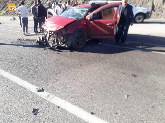 Hakkari Valisi Çelik'in konvoyunda kaza; 2 yaralı