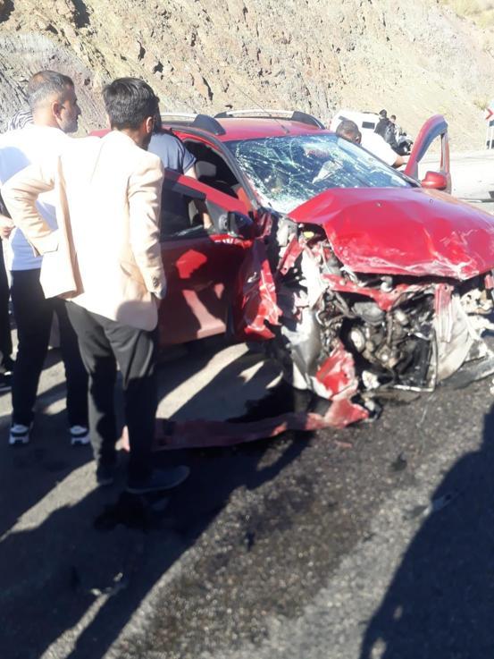 Hakkari Valisi Çelik'in konvoyunda kaza; 2 yaralı