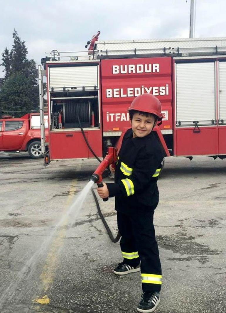 Çocukluk hayalini gerçekleştirdi, çocuklarını da gönüllü itfaiyeci yaptı