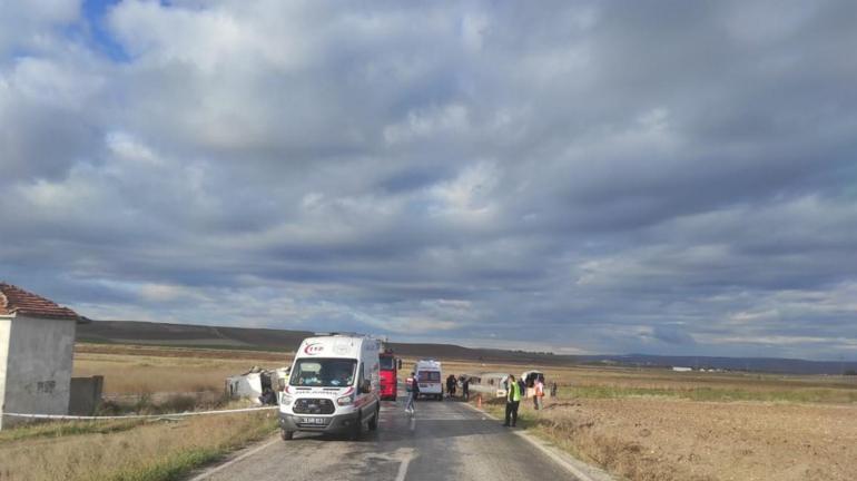 Çorum'da tanker ile minibüs çarpıştı; 1 ölü, 17 yaralı