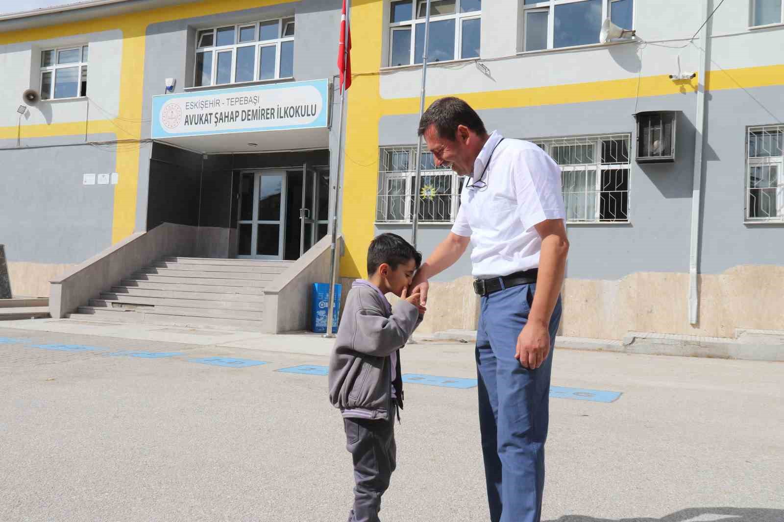 Öğrencisini eşinden öğrendiği hemlich manevrası ile kurtardı; O anlar kameraya yansıdı