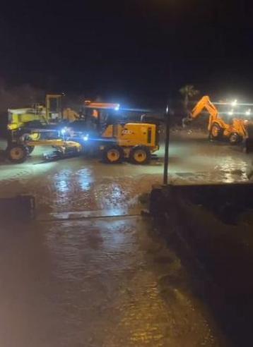 Kastamonu'da dalgalar sahili dövdü; Cide-Bartın yolunu deniz suyu bastı