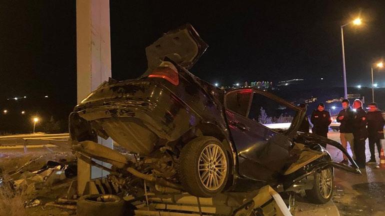 Ankara'da yön tabelası direğine çarpan otomobildeki 4 kişi öldü, 1 kişi yaralandı