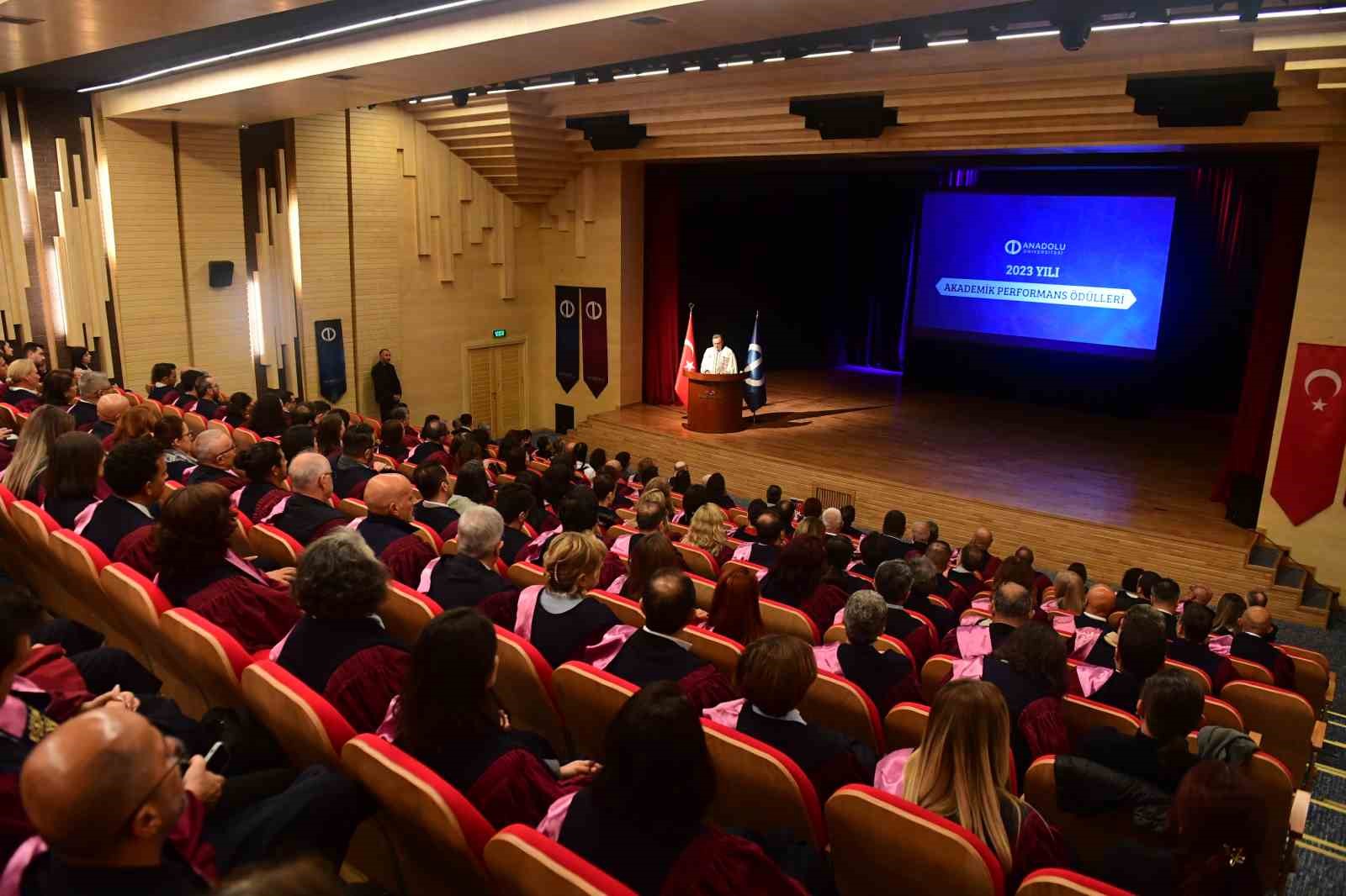 Anadolu Üniversitesi’nde Akademik Performans Ödülleri sahiplerini buldu