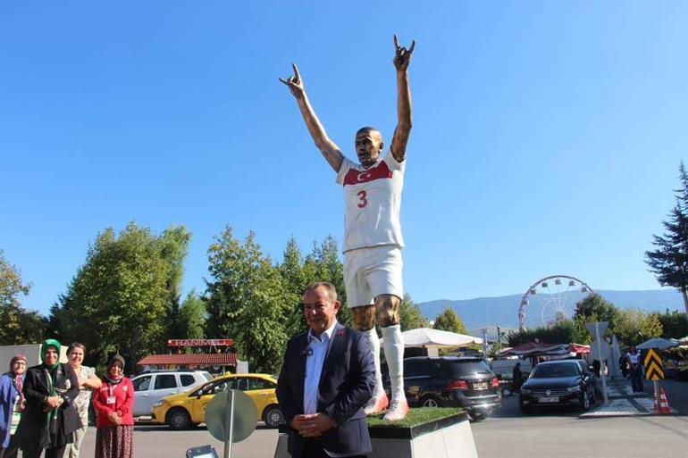 Tanju Özcan, Bolu'ya Merih Demiral’ın ‘Bozkurt’ işareti yapan heykelini diktirdi