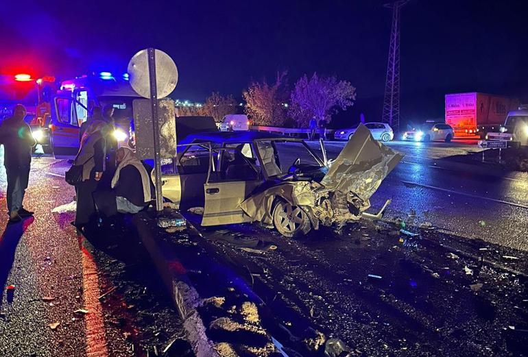 Manisa’da iki otomobil kafa kafaya çarpıştı: 6 yaralı