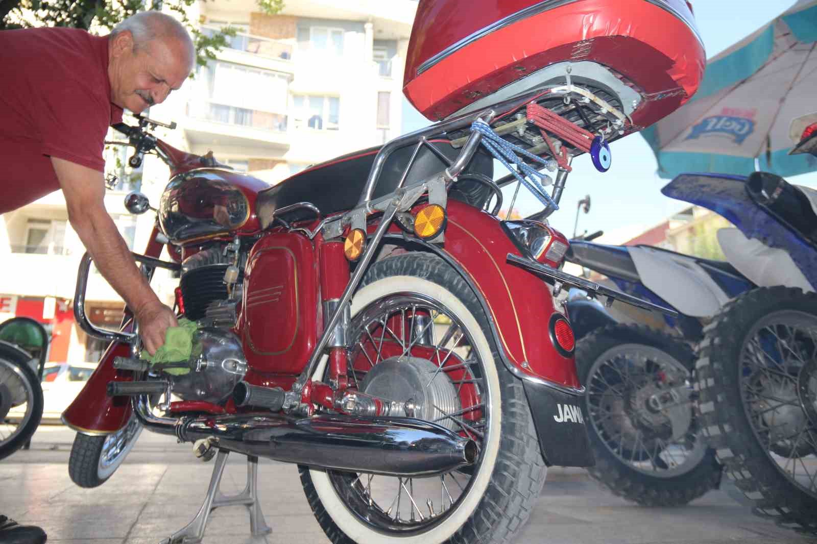 42 yıldır kullandığı motosikletini oğlundan dahi kıskanıyor