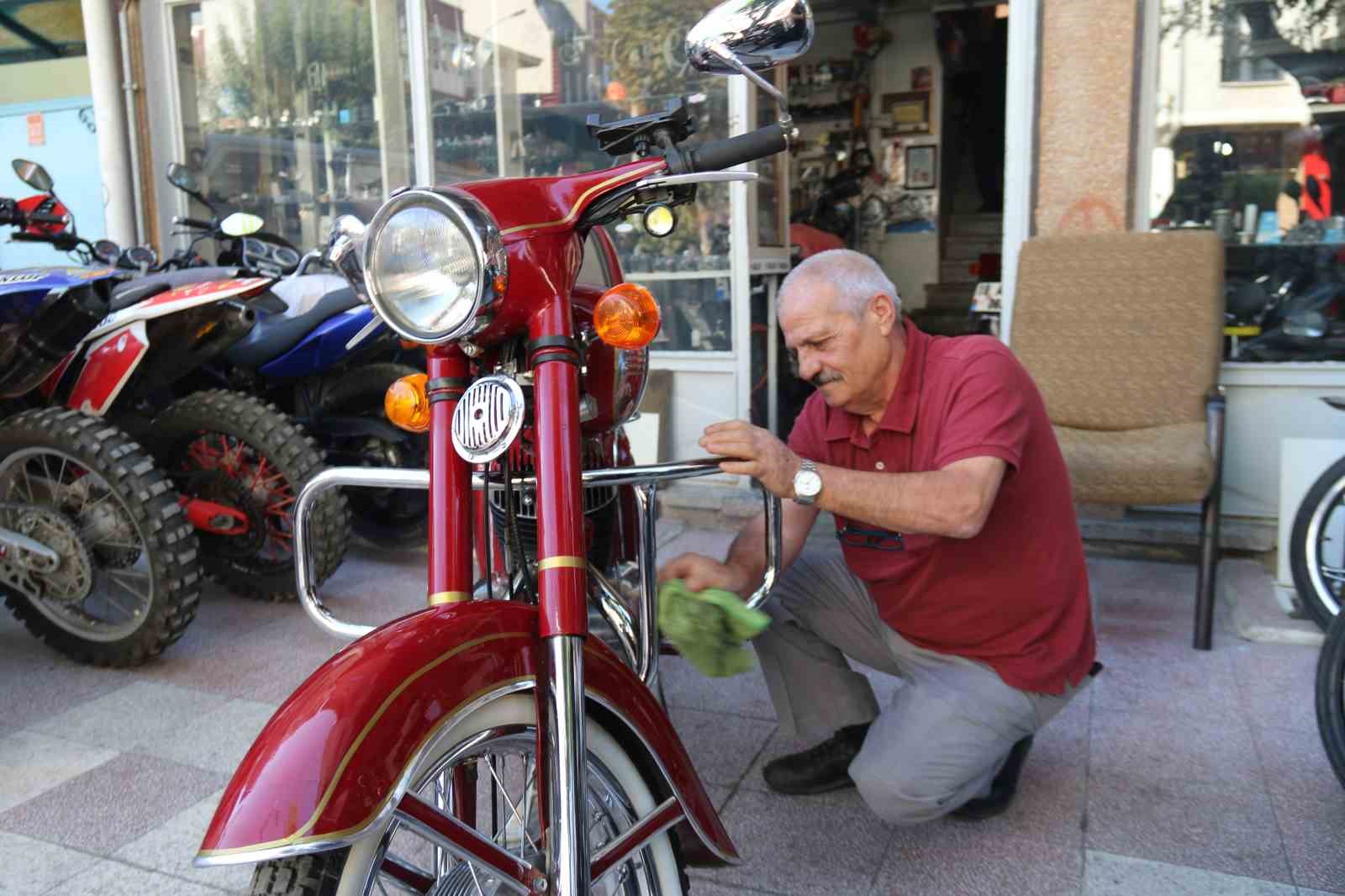 42 yıldır kullandığı motosikletini oğlundan dahi kıskanıyor