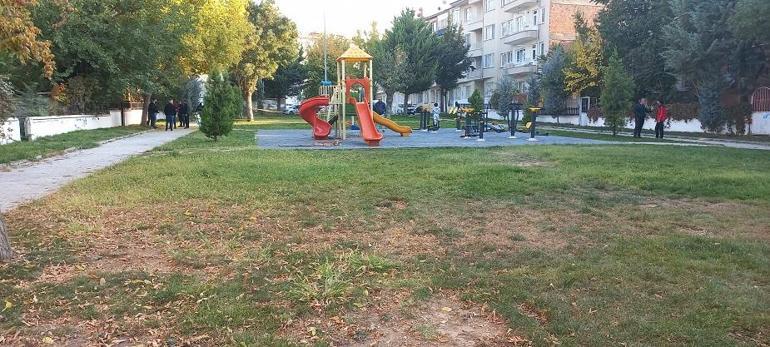 Parkta telefonla konuşurken, tabancayla vuruldu