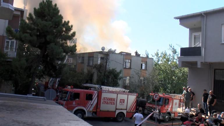 Ataşehir'de 4 katlı binanın çatısı alev alev yandı; patlama anı kamerada