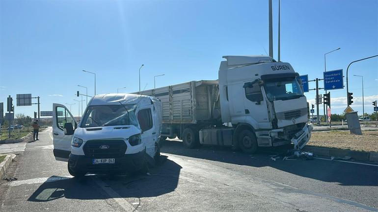 Kırmızıda geçen TIR'ın çarptığı minibüsün sürücüsü yaralandı; kaza kamerada