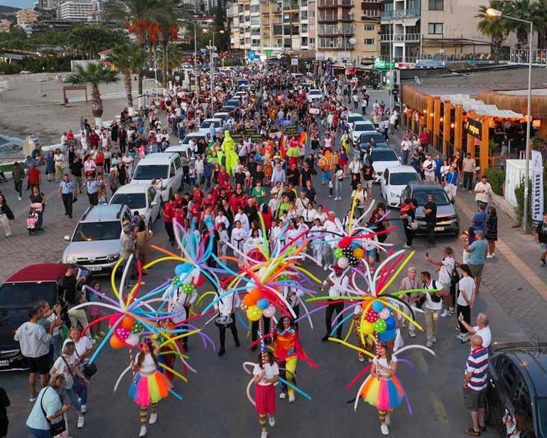 Kuşadası Sokak Festivali kortej yürüyüşü ile başladı