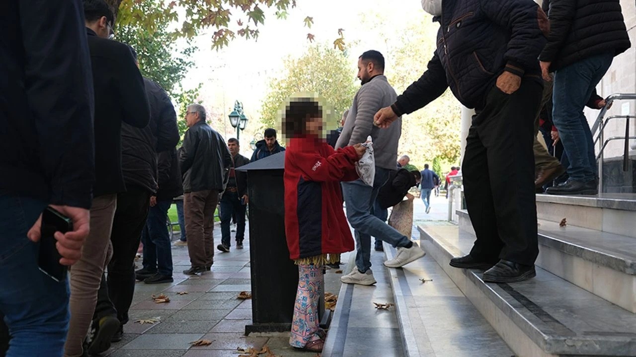 121 çocuğun dilenen elleri şimdi kalem tutuyor