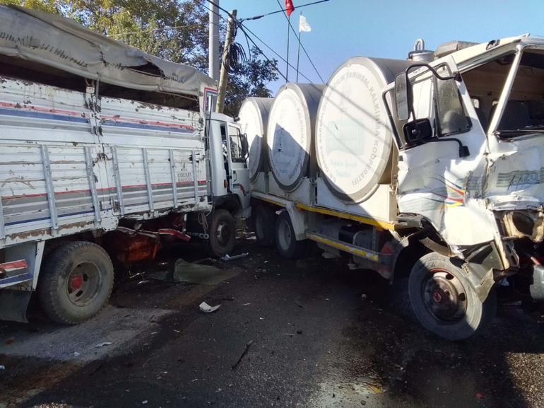 İzmir'de süt tankeri ile kamyon çarpıştı; sürücülerin yaralandığı kaza kamerada