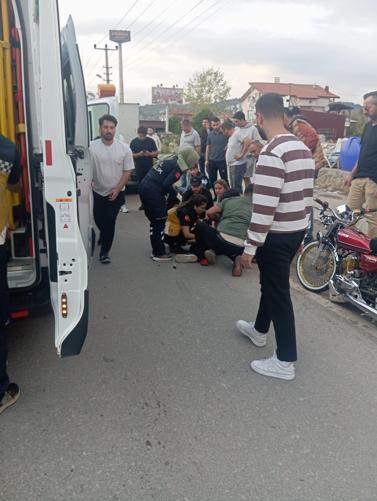 Motosikletin kamyonete çarptığı kaza kamerada; 2 çocuk yaralı