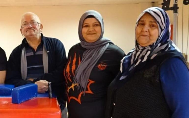 Otomobil takla attı; anne öldü, baba ve kızları yaralandı