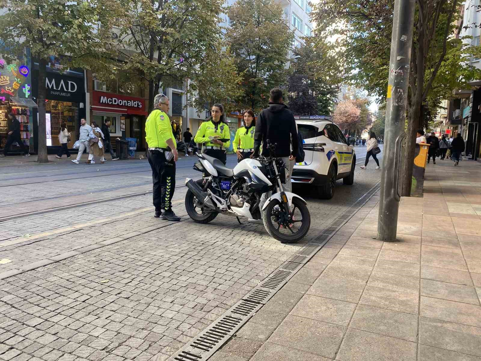 Motosikletli ceza yememek için polisten kaçtı, arkasında oturan şahıs muhabire tehditler savurdu