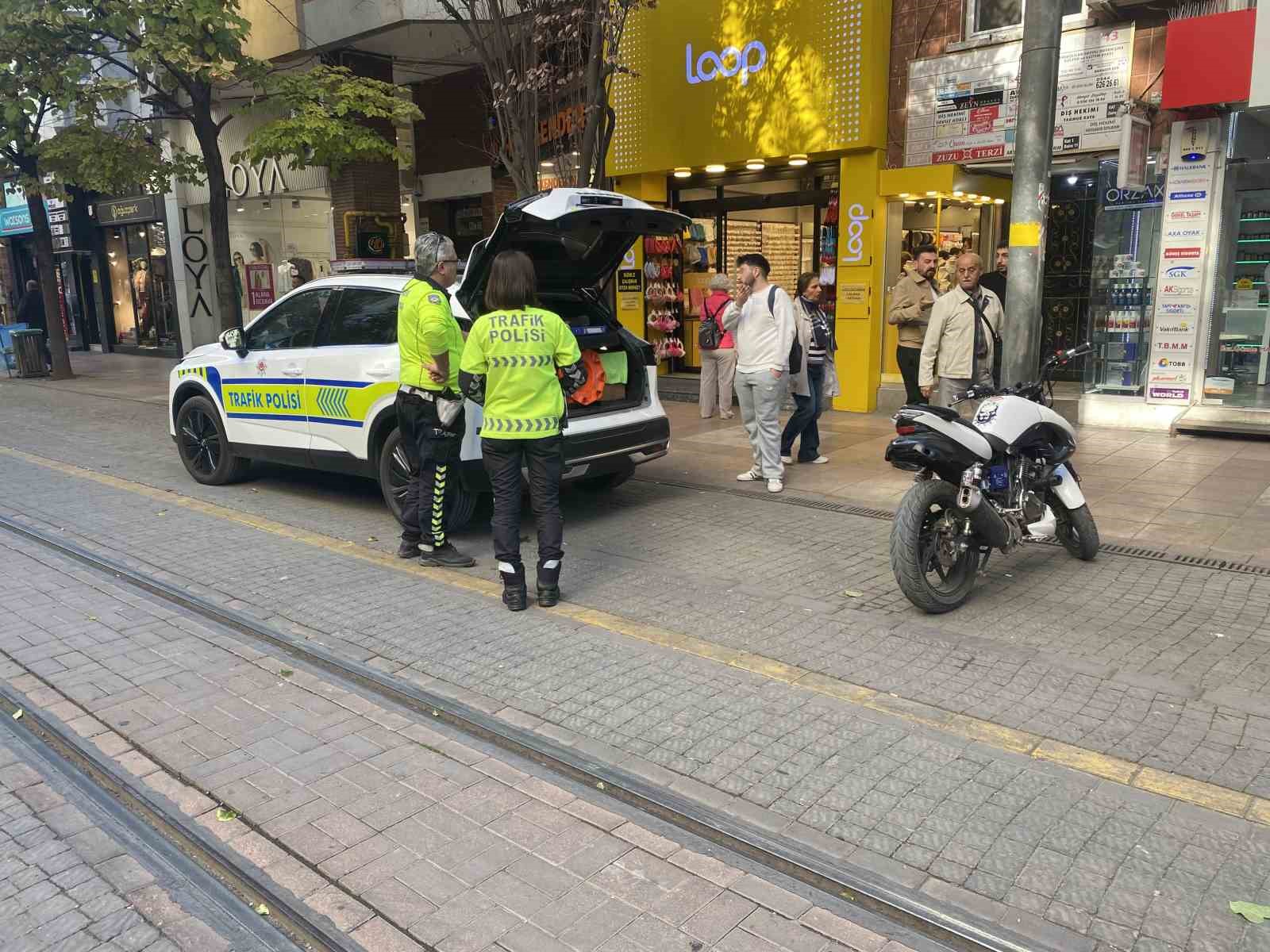 Motosikletli ceza yememek için polisten kaçtı, arkasında oturan şahıs muhabire tehditler savurdu