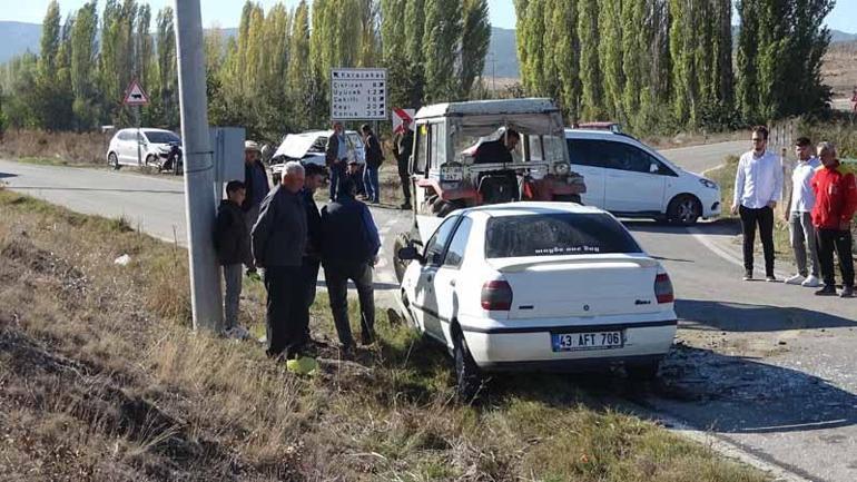 Kütahya'da 2 otomobil, kafa kafaya çarpıştı; 5 yaralı