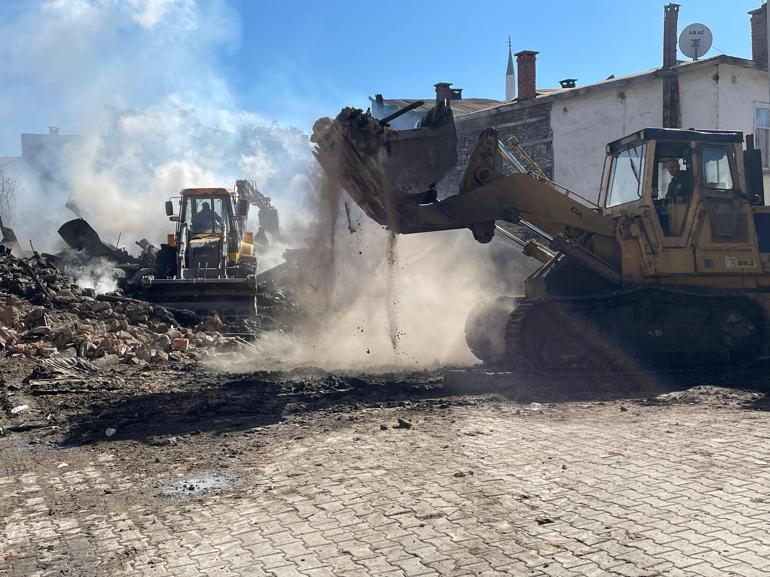 Konya'da sobadan çıkan yangın, bitişikteki evlere de sıçradı