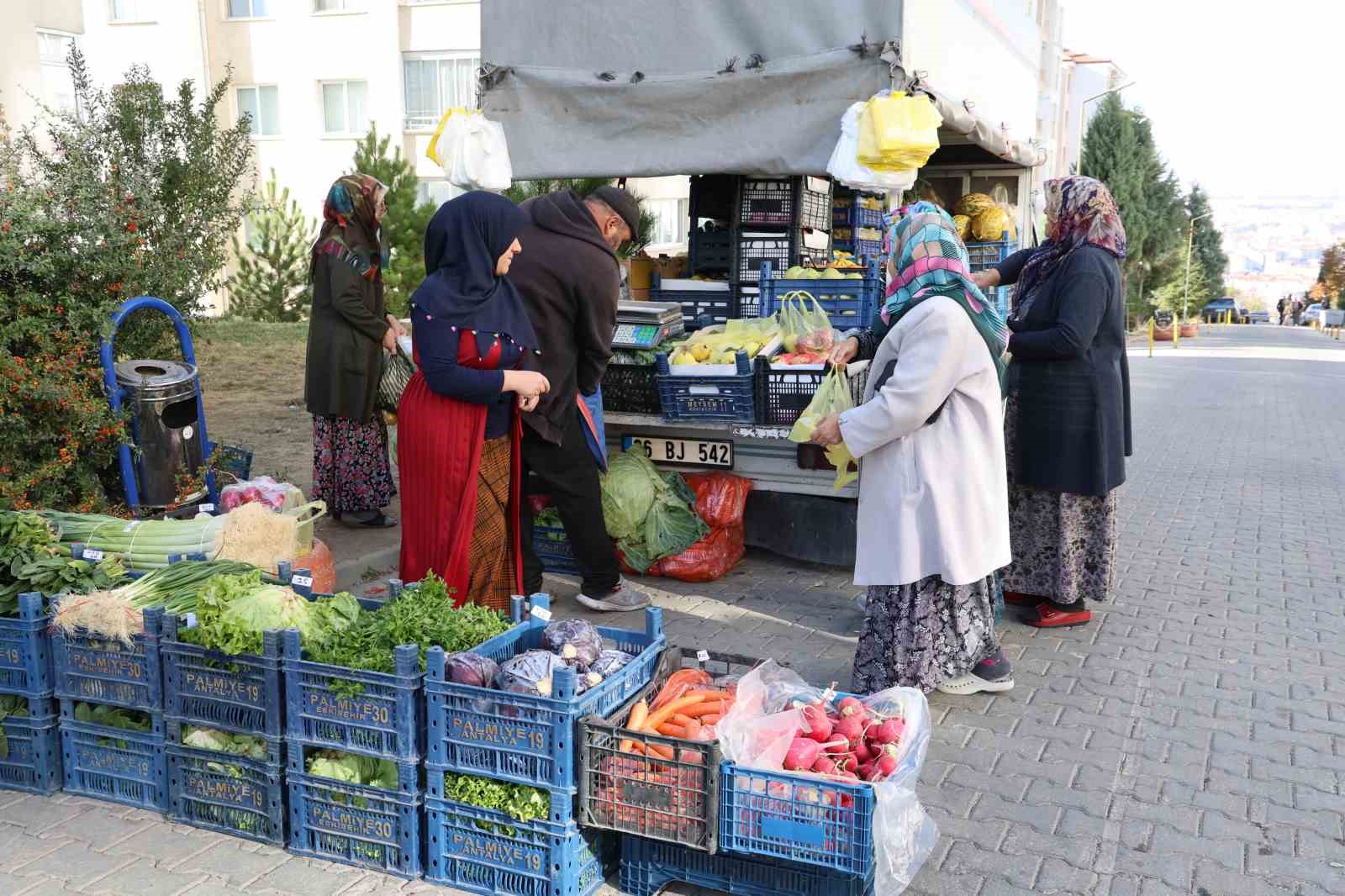 Seyyar manav ve fırın sayesinde ihtiyaçlarını karşılıyorlar