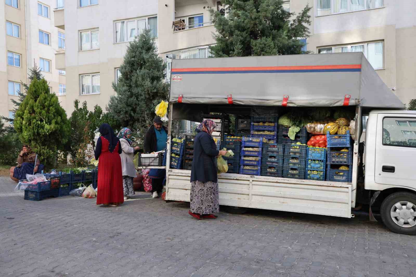 Seyyar manav ve fırın sayesinde ihtiyaçlarını karşılıyorlar