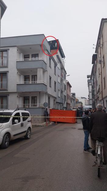 Boşanma aşamasındaki eşini kemerle boğup öldürdükten sonra çatıya çıktı