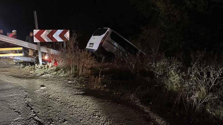 Bursa'da yoldan çıkan minibüs dere yatağına düştü