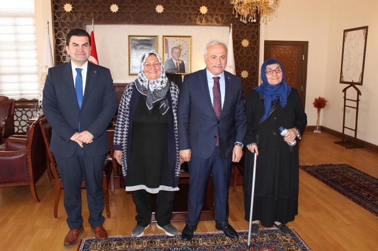 Aksaray Valisi'nden iş yeri önündeki bayrağı öpen bastonlu kadına hediye