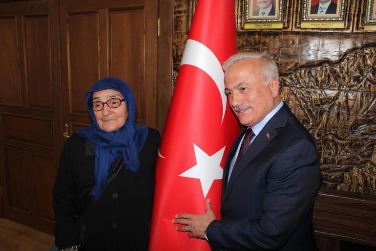 Aksaray Valisi'nden iş yeri önündeki bayrağı öpen bastonlu kadına hediye