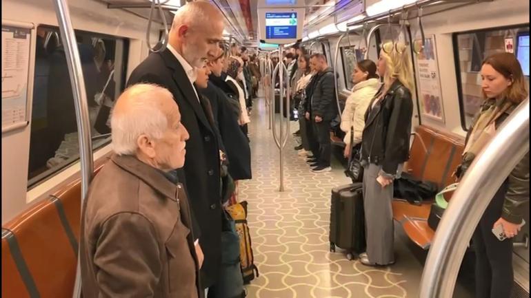 Metroda saat 09.05'te Ata'ya saygı duruşu