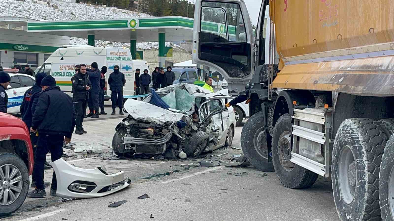 Kamyonla otomobil kafa kafaya çarpıştı: 1 kişi öldü