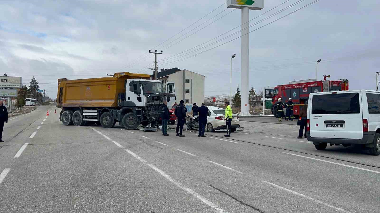 Kamyonla otomobil kafa kafaya çarpıştı: 1 kişi öldü