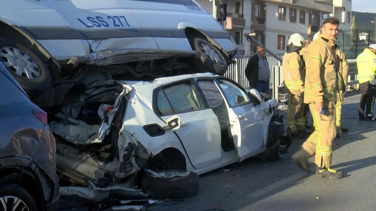 Maltepe'de kontrolden çıkan vinç 6 araca çarptı