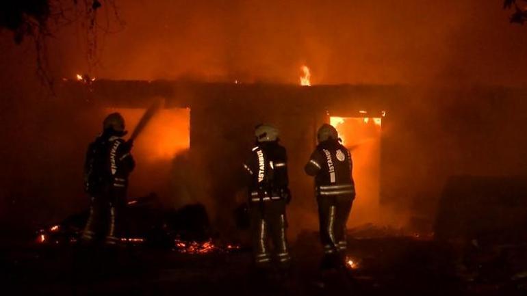 Ataşehir'de gecekondu alev alev yandı; kiracı gözyaşlarını tutamadı