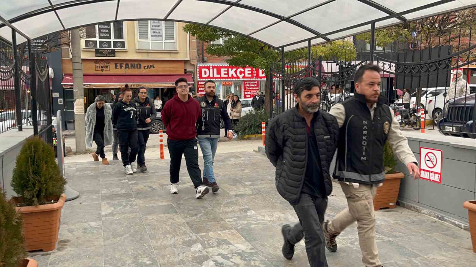 Polis baskınını fark edince uyuşturucu madde dolu poşeti balkondan fırlattı