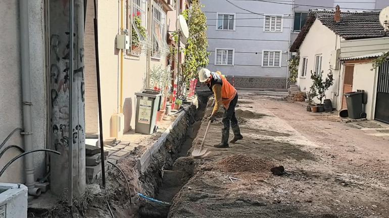 Binaya çamurlu ayakkabılarını çıkarıp girdi