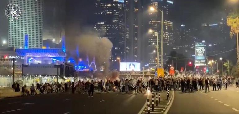 İsrail’de Savunma Bakanı'nın görevden alınması protestolara yol açtı