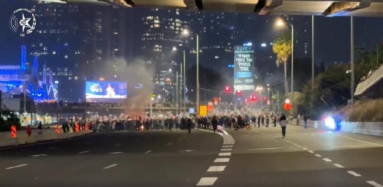 İsrail’de Savunma Bakanı'nın görevden alınması protestolara yol açtı