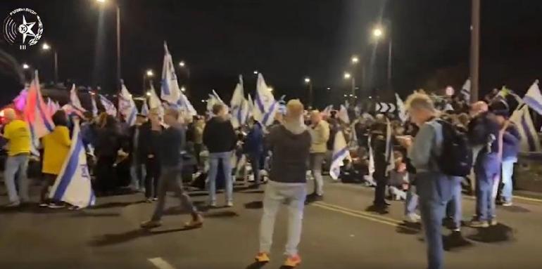 İsrail’de Savunma Bakanı'nın görevden alınması protestolara yol açtı