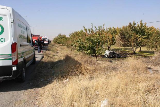 Malatya'da otomobil, devrilip alev aldı; 2 ölü