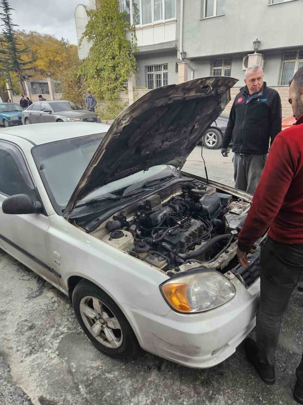 Yanan aracı oto yıkama tabancası ile söndürdüler