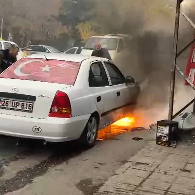 Yanan aracı oto yıkama tabancası ile söndürdüler