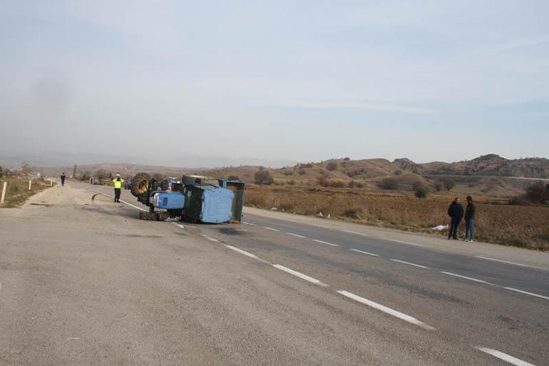 Çorum'da işçi servisi ile traktör çarpıştı: 16 yaralı