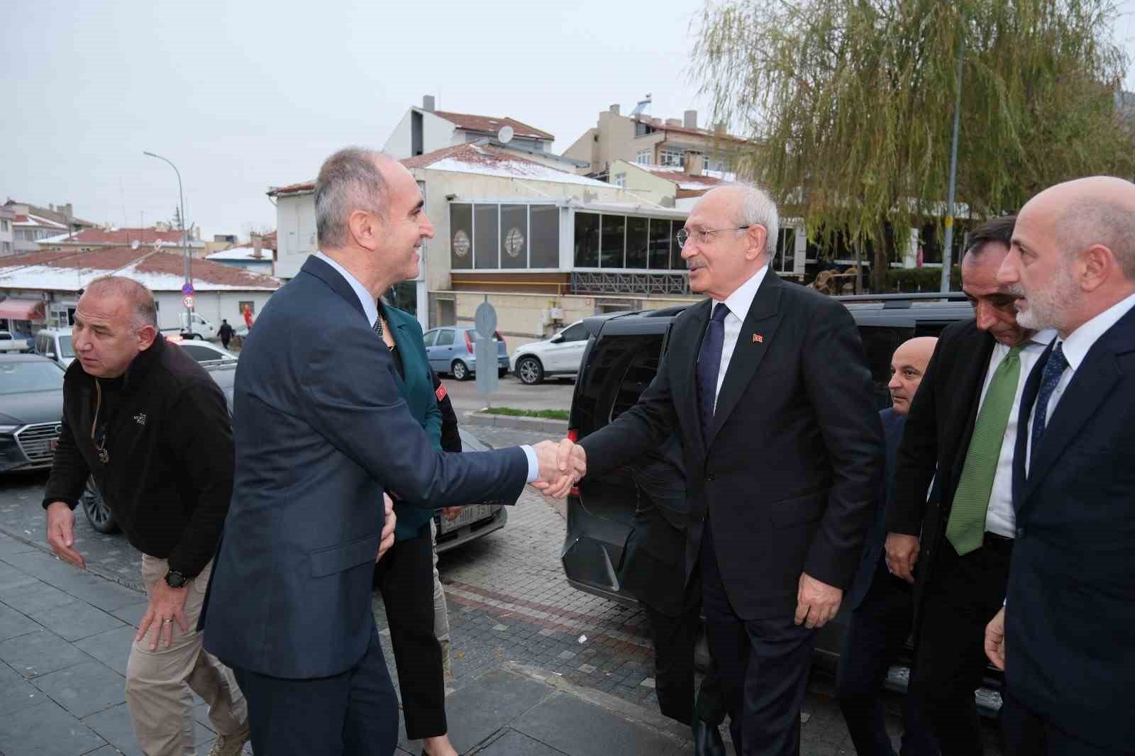 Kılıçdaroğlu’ndan Sivrihisar Belediye Başkanı Dökmeci’ye taziye ziyareti