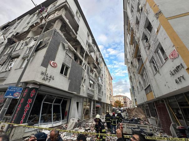 Çorum'da doğal gaz kaynaklı patlamada kullanılamaz hale gelen binanın yıkımına başlandı