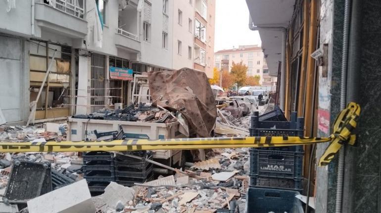 Çorum'da doğal gaz kaynaklı patlamada kullanılamaz hale gelen binanın yıkımına başlandı