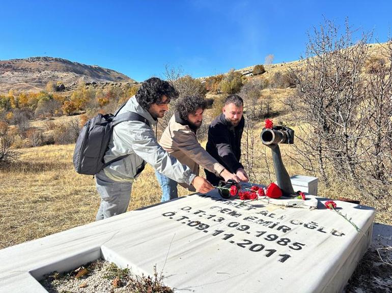 Depremde hayatını kaybeden DHA muhabiri Cem Emir, kabri başında anıldı